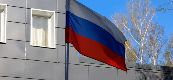 ТОРЖЕСТВЕННОЕ ПОДНЯТИЕ ФЛАГА РОССИЙСКОЙ ФЕДЕРАЦИИ