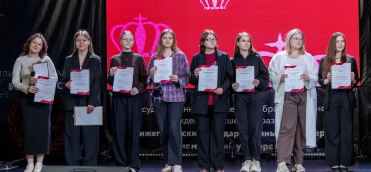 ТОРЖЕСТВЕННОЕ ПОДНЯТИЕ ФЛАГА РОССИЙСКОЙ ФЕДЕРАЦИИ