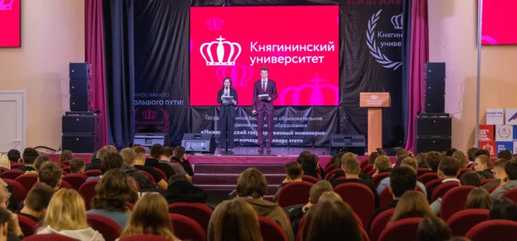 ТОРЖЕСТВЕННОЕ ПОДНЯТИЕ ФЛАГА РОССИЙСКОЙ ФЕДЕРАЦИИ