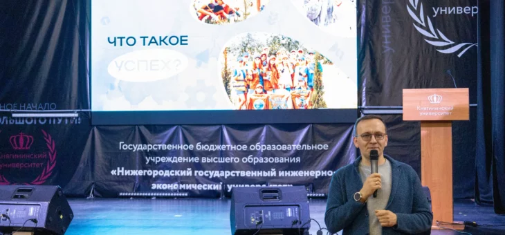 ТОРЖЕСТВЕННОЕ ПОДНЯТИЕ ФЛАГА РОССИЙСКОЙ ФЕДЕРАЦИИ