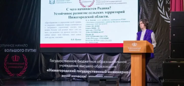 ТОРЖЕСТВЕННОЕ ПОДНЯТИЕ ФЛАГА РОССИЙСКОЙ ФЕДЕРАЦИИ