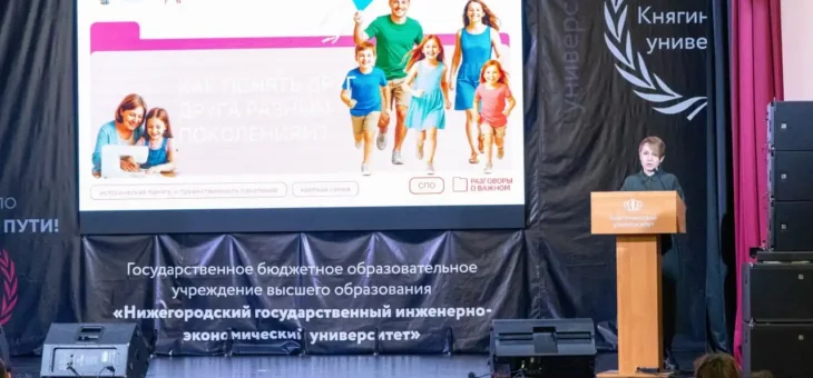 ТОРЖЕСТВЕННОЕ ПОДНЯТИЕ ФЛАГА РОССИЙСКОЙ ФЕДЕРАЦИИ
