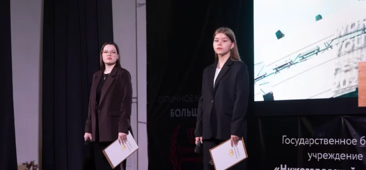 ТОРЖЕСТВЕННОЕ ПОДНЯТИЕ ФЛАГА РОССИЙСКОЙ ФЕДЕРАЦИИ